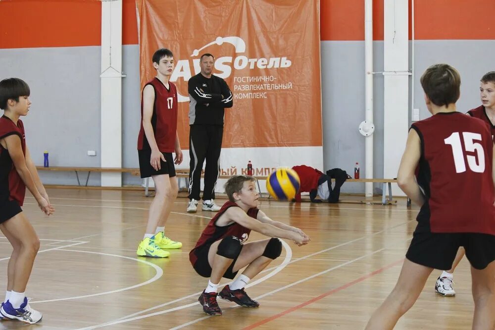 секция волейбола. в волейбольной секции школы. в волейбольной секции школы. японский мини волейбол. волейбол в школе.