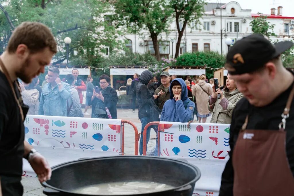 Фестиваль гребешка. Набережная спортивной гавани. Фестиваль гребешка владивосток 2024. Набережная спортивной гавани. Набережная спортивной гавани.