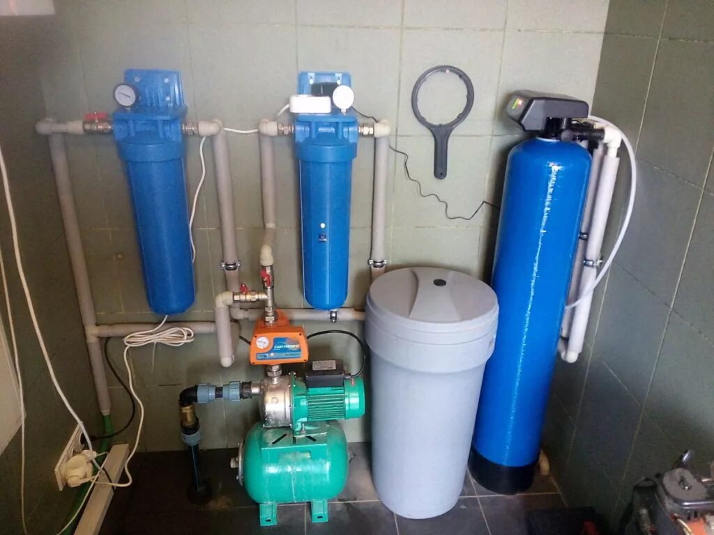 Фильтр для воды из скважины Aquaphor. Система водоочистки Аквафор для загородного дома-. Аквафор колонна обезжелезивания. Фильтр очистки воды на дачу Аквафор. Купить фильтр для воды от извести