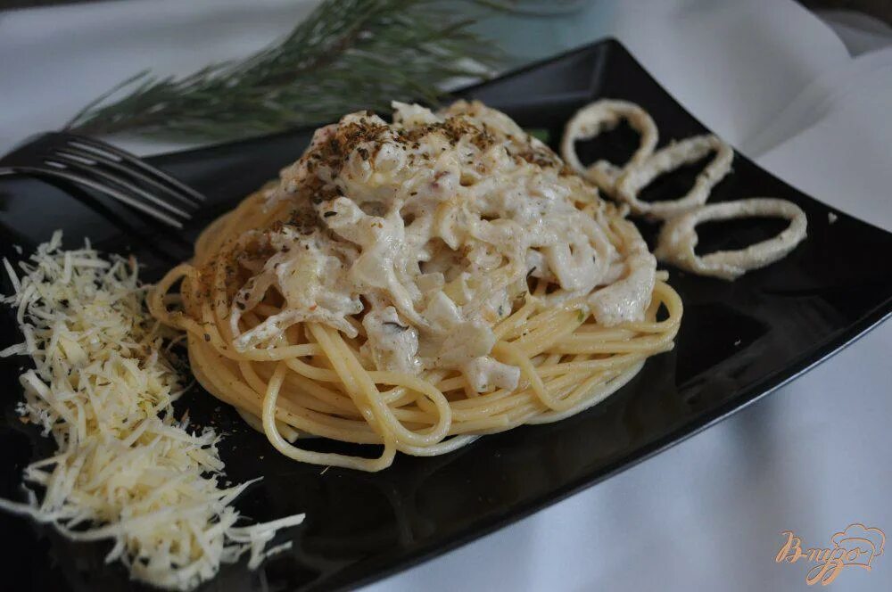Сливочная паста с кальмарами рецепт. Спагетти с кальмарами в сливочном соусе. Черные спагетти с кальмарами. Паста с кальмарами в сливочном. Паста из кальмаров в сливочном соусе.