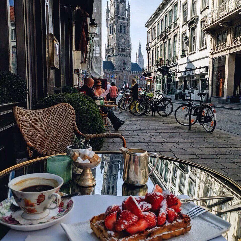 Завтрак в парижском кафе. Уличное кафе в Лондоне. Уличное кафе Италия. Красивое уличное кафе с красивым видом.