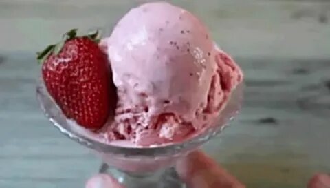 Клубничное мороженое гифки