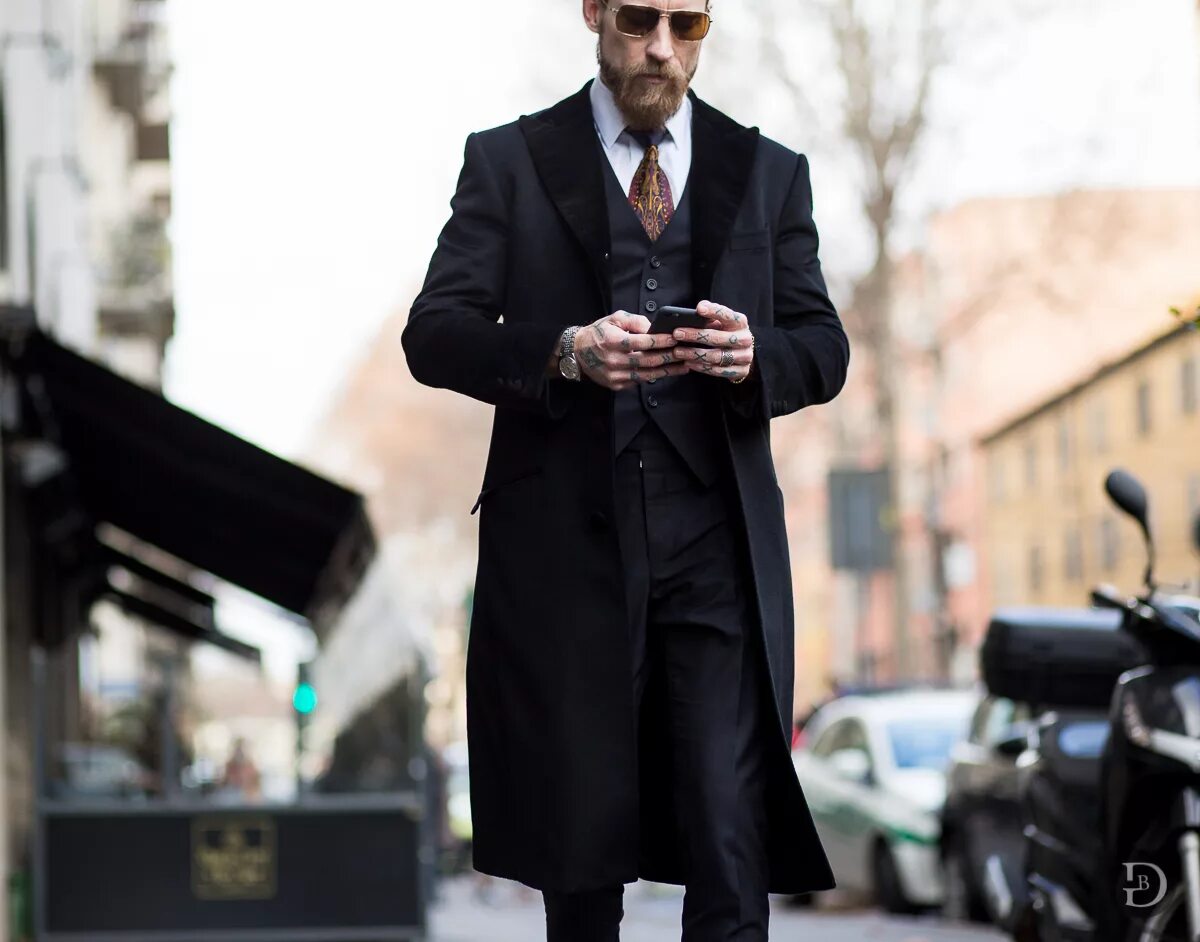 В пальто под дождем. Парень в сером пальто. Дэвид ганди в костюме. Тренч street style man winter. Он был одет в пальто.