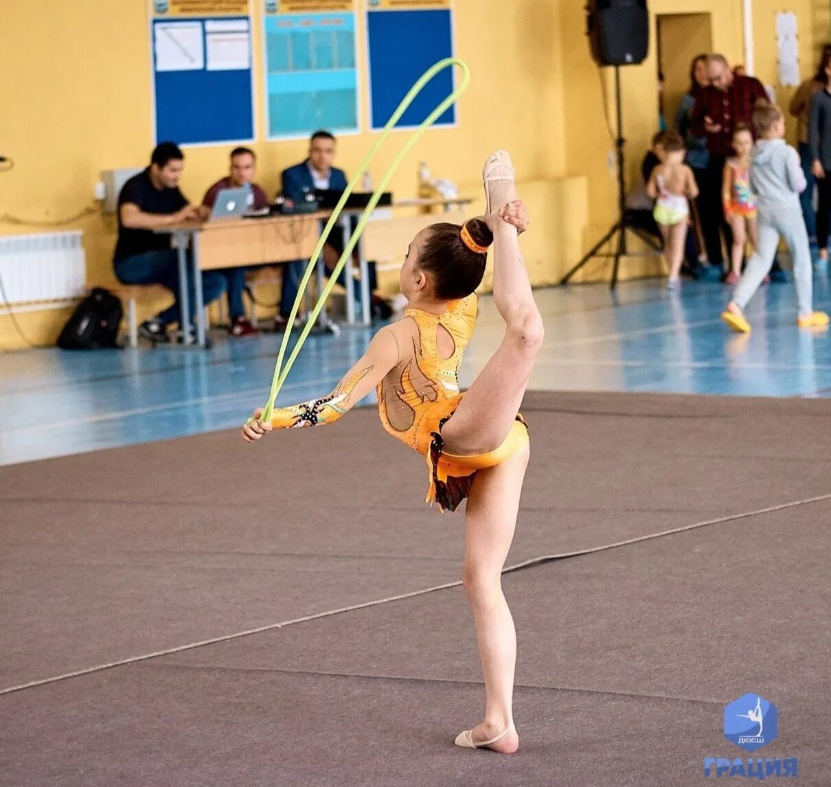 Вк спортивная школа. Детская спортивная школа. Гимнастика в школе девочки. Детская спортшкола. Девочки гимнастки.