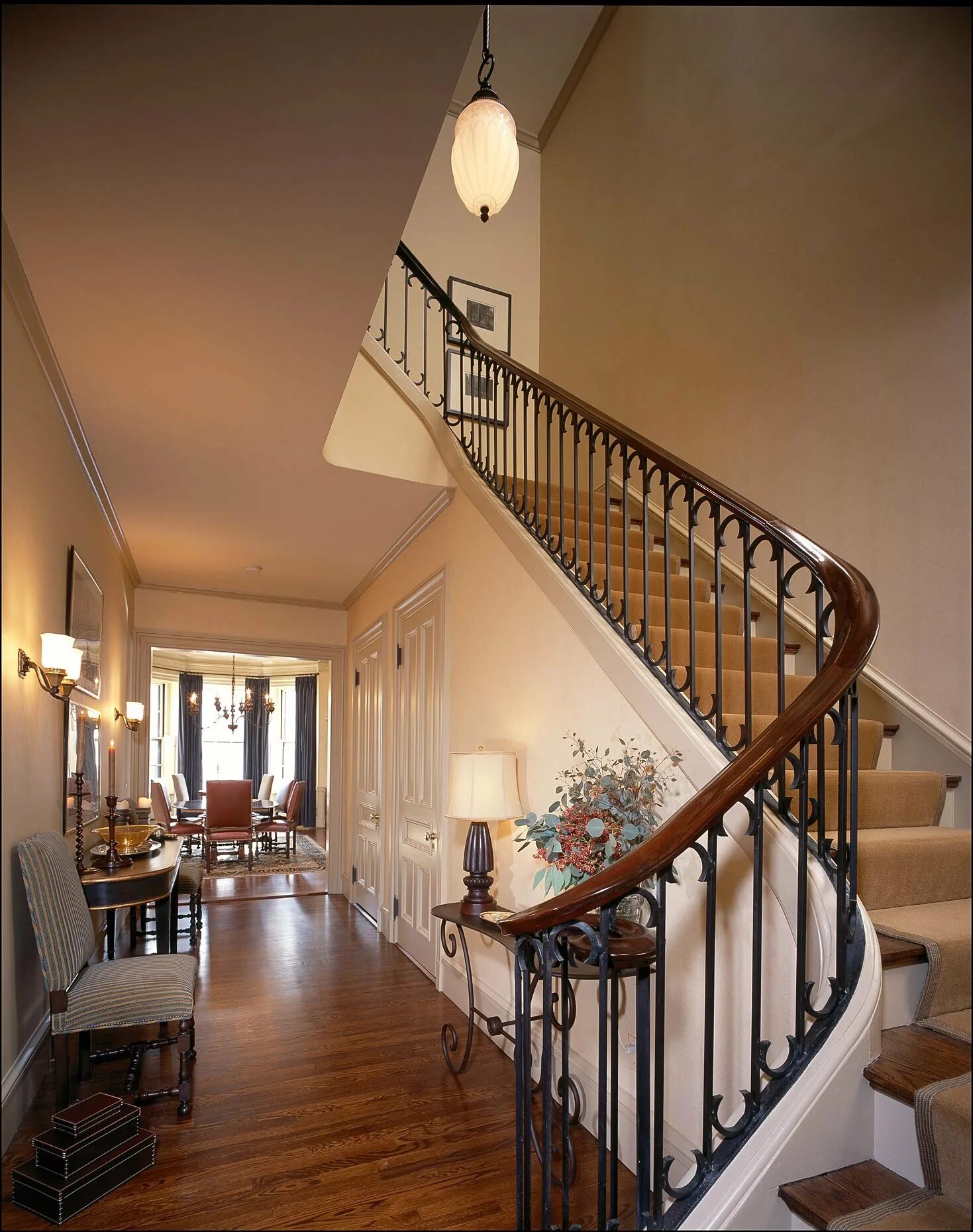 Как попасть на второй этаж. Лестница в интерьере. Красивые лестницы в доме. Лестница в двухэтажном доме. Двухэтажный дом с внутренней лестницей.