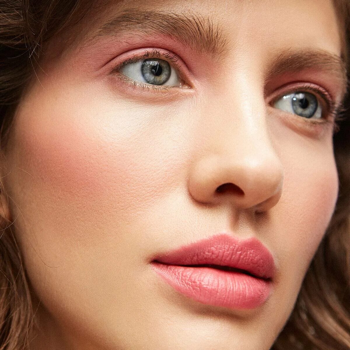 Яркая внешность. Макияж без макияжа глаз. Круглые глаза без макияжа. Накрашенная девушка. Выразительные глаза.