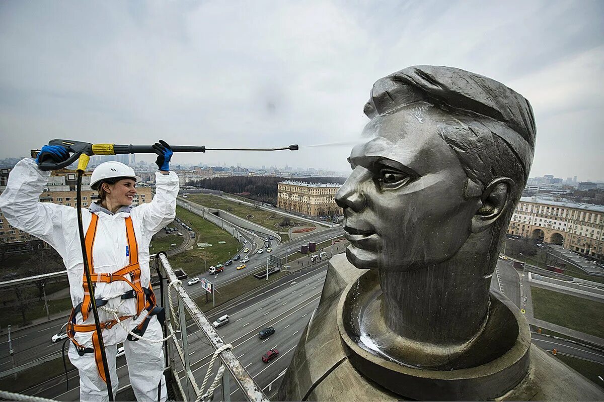 Гагарин реконструкция. Памятник Юрия Гагарина в Москве. Монумент Юрию Гагарину. Памятник Гагарину в Москве на Ленинском проспекте. Памятник Юрию Гагарину в Москве на Ленинском проспекте.