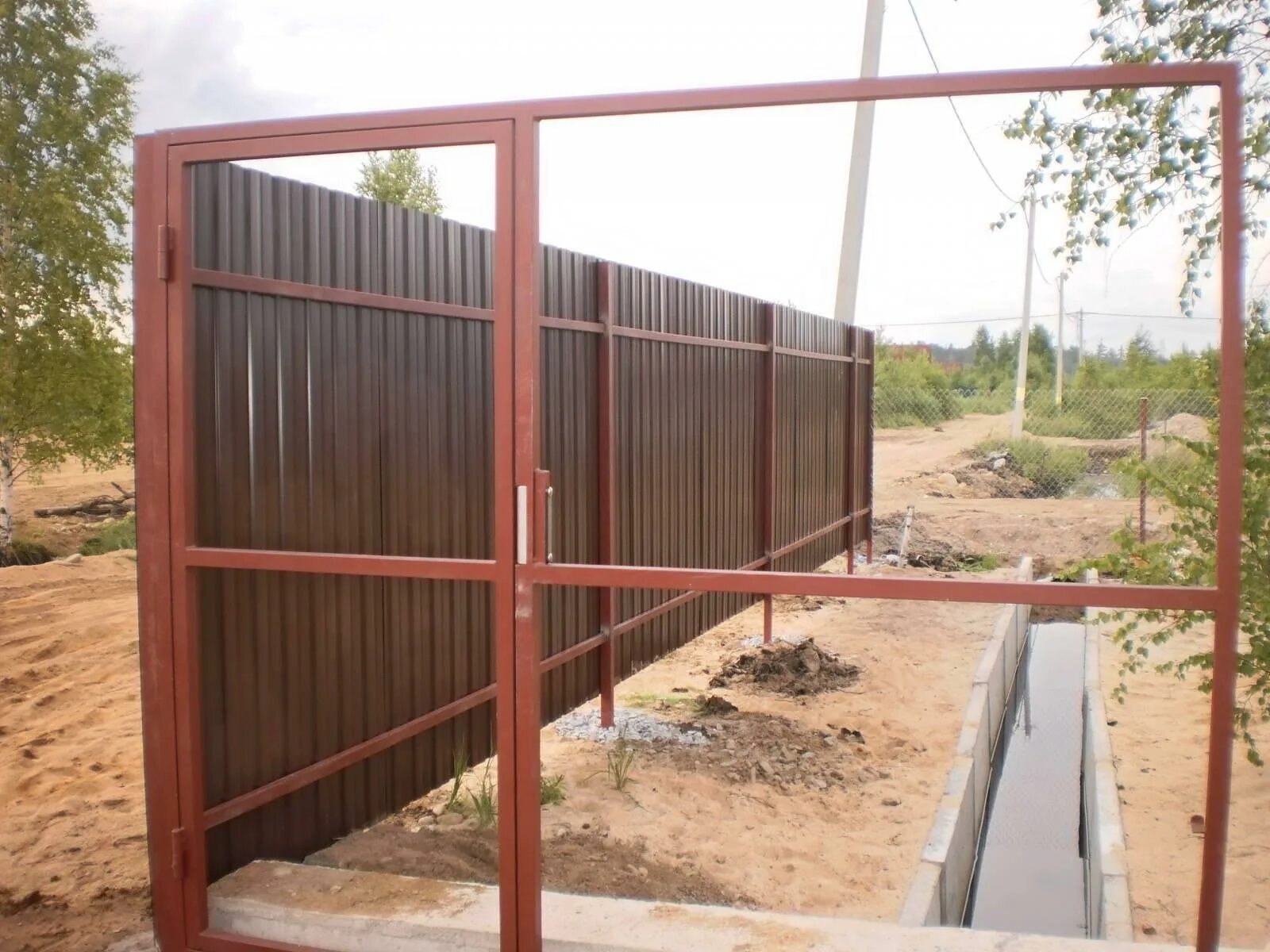 профильный забор своими руками. забор из профнастила высота 1. ворота и калитка из профтрубы 40*20 из оцинкованного железа. профильный забор своими руками. заборы из профнастила фотогалерея.