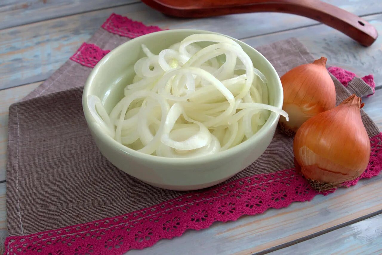 Лук с укропом для шашлыка. Маринованный лук. Лук репчатый маринованный. Шашлык с луком. Салат с репчатым луком.