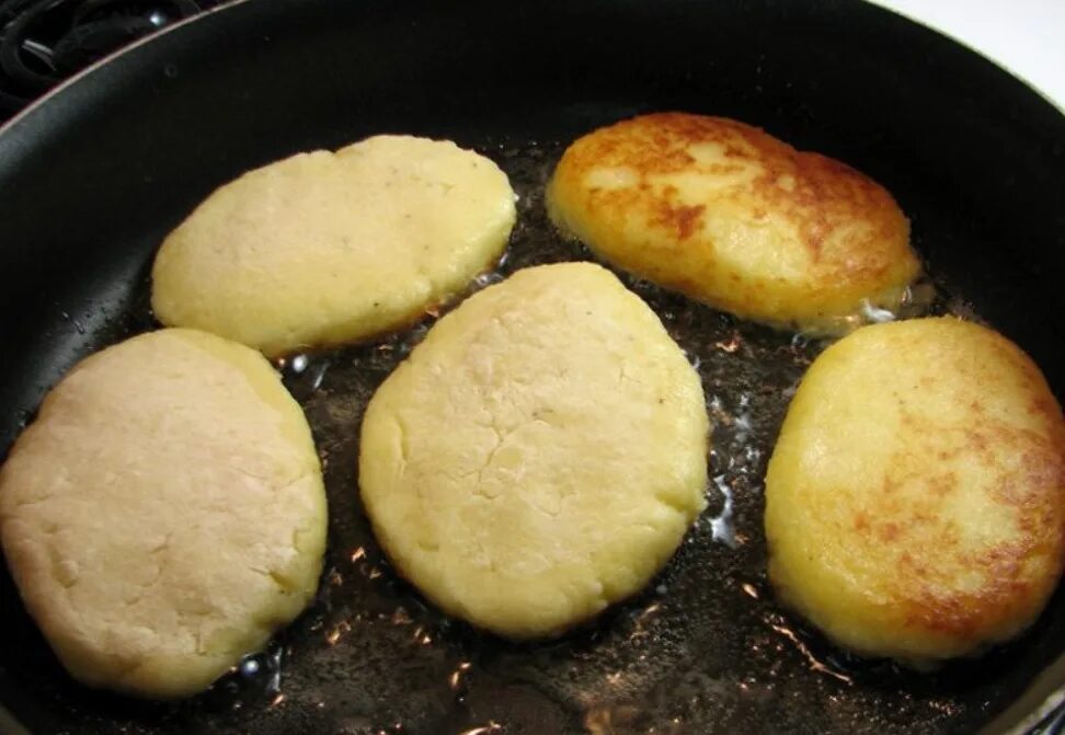Жареное тесто с картошкой на сковороде. Пирожки из картошки. пирожки из картошки на сковороде. пирожки из картофельного пюре на сковороде. пирожки из картошки пюре.