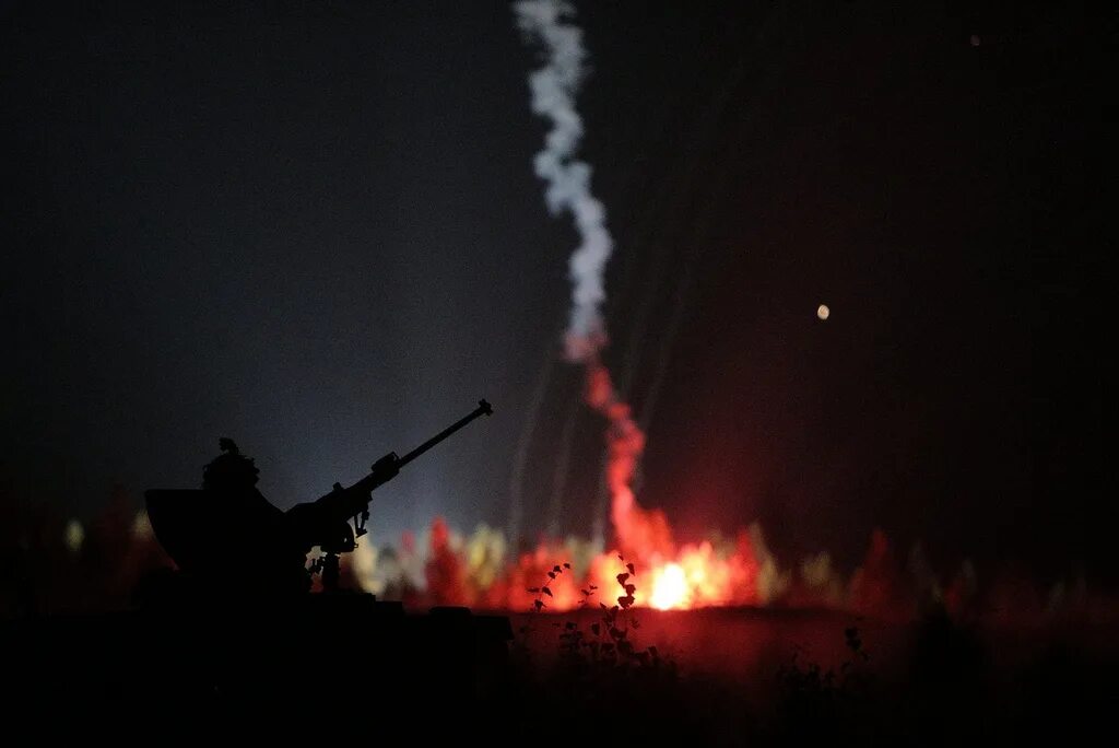 атаки ночью. паническая атака во сне симптомы. атаки ночью. ночь тень мужчины. атаки ночью.