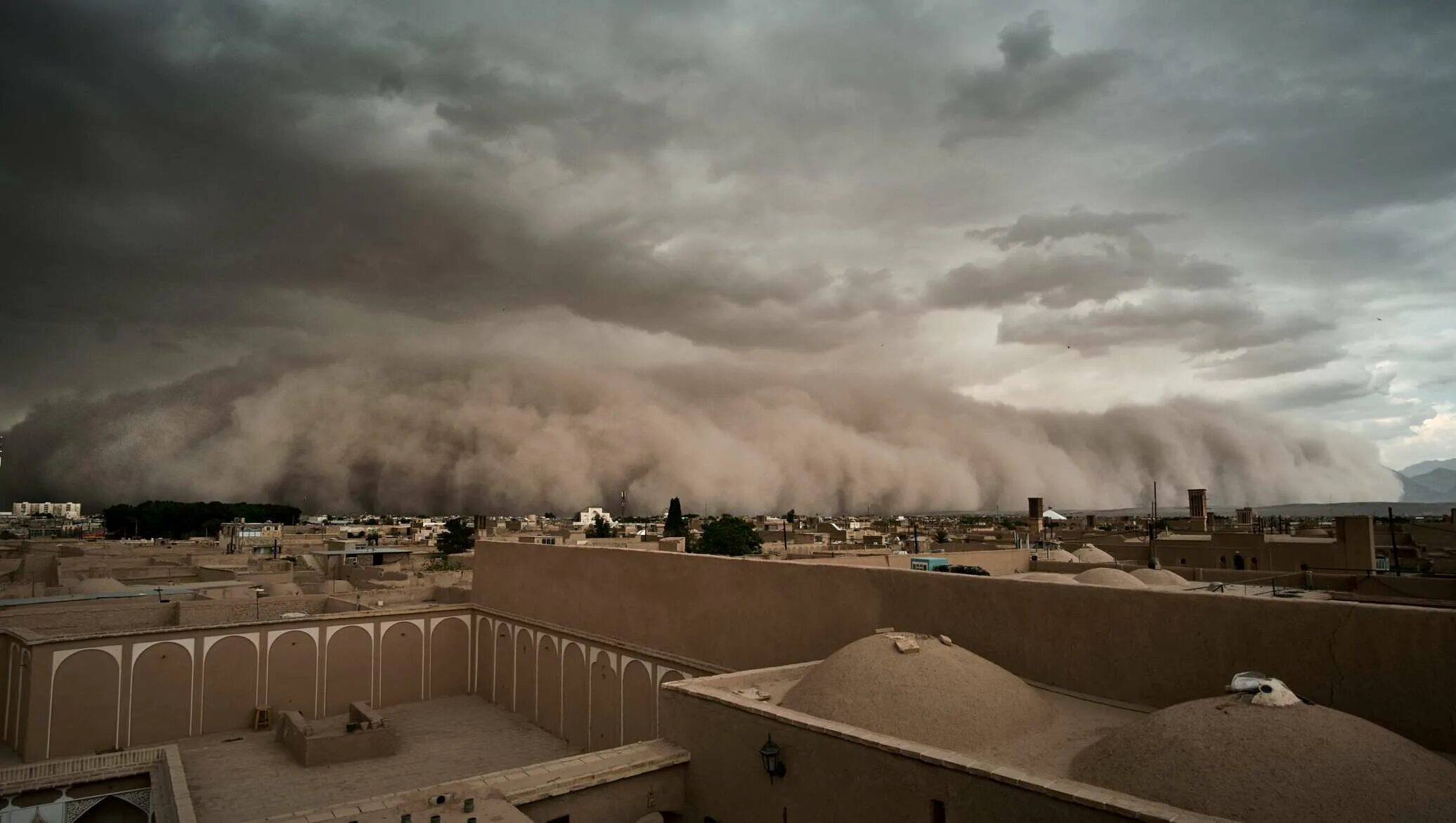 Пыльный город где то. Самум Песчаная буря. Песчаная буря Хабуб. Заболь Иран Песчаная буря. Песчаная буря в пустыне.