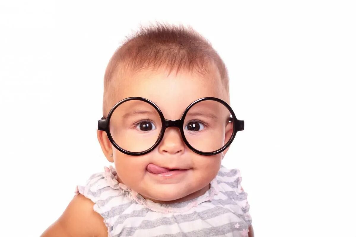Умные картинки. Дети в очках. Малыш в очках. Маленькие дети в очках. Дети с очками для зрения.