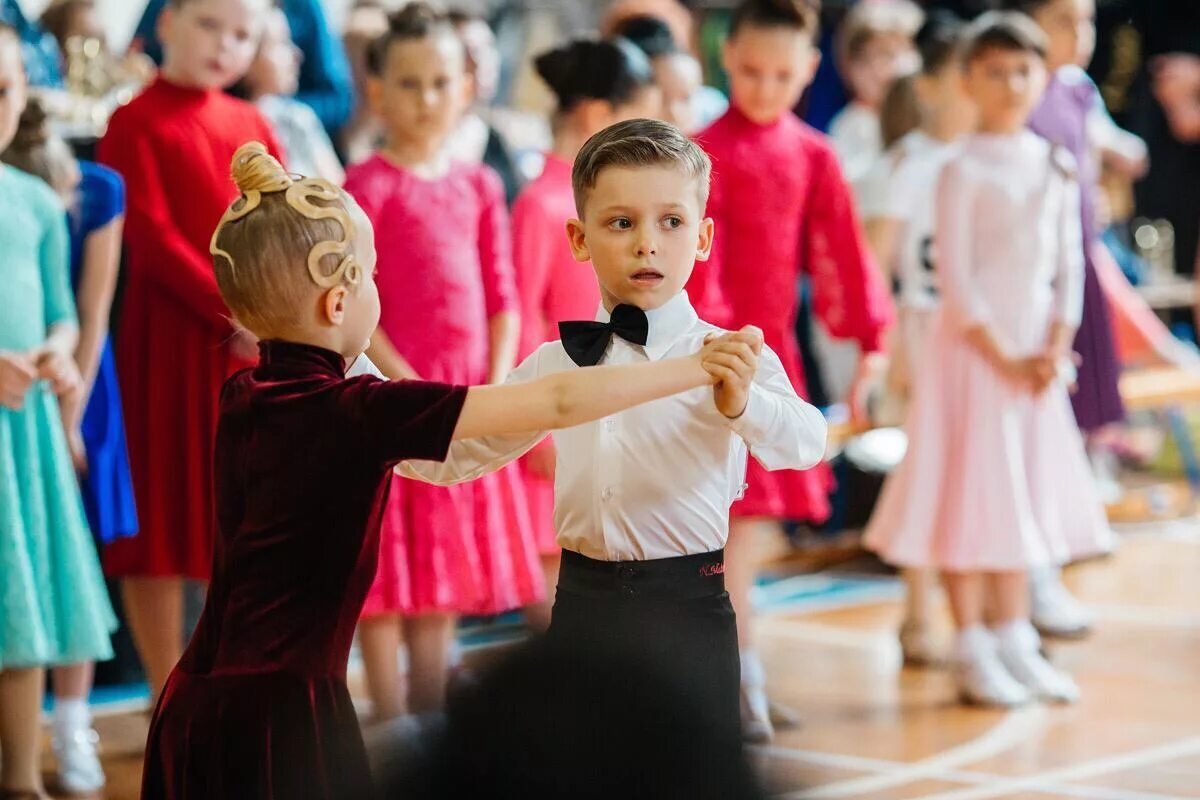 Песни школа бальных танцев. Спортивные бальные танцы дети. Бальные танцы в Ессентуках. Танцы дети и взрослые. Бальные танцы для детей Москва.