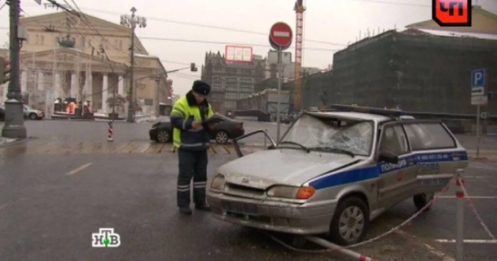 Происшествие в центре. ДТП автомашина полиции Москва. Полиция в центре Москвы.
