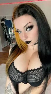 Slideshow big tiddy goth girl.