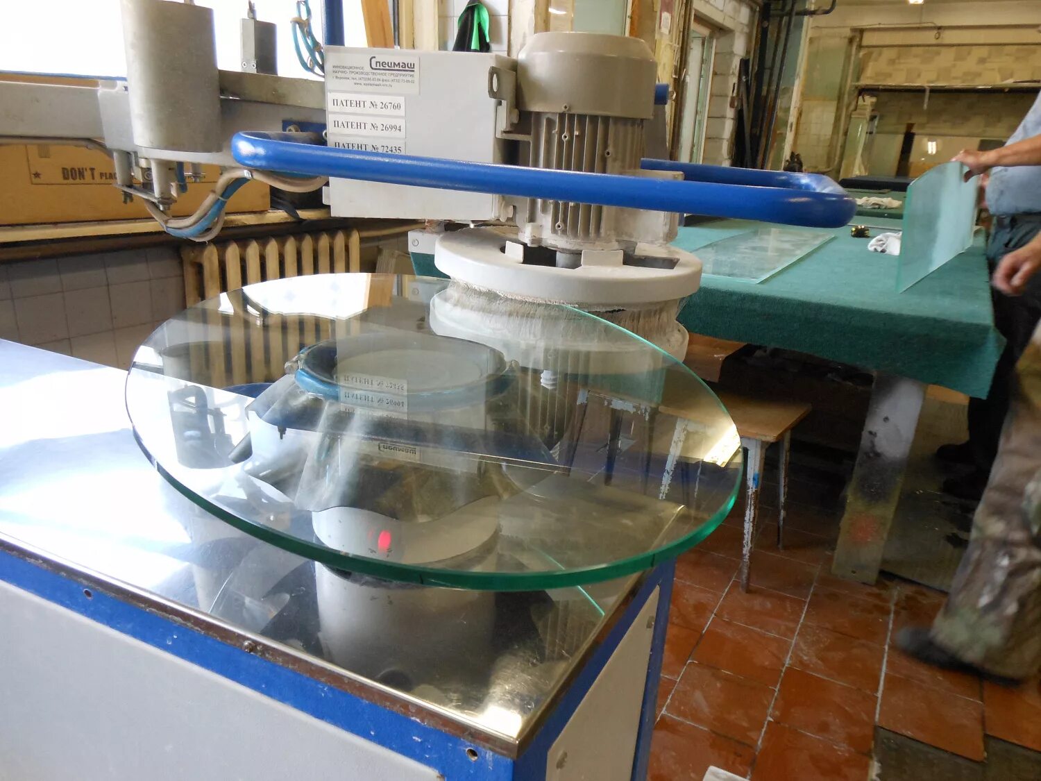 Техники обработки стекла. Полировка шлифовка фацет. Станок для полировки стекла. Полировка кромки стекла. Станок для шлифовки стекла.
