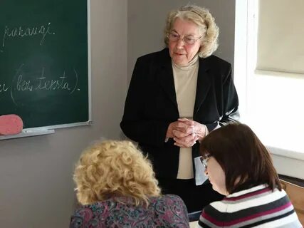Пожилая учительница