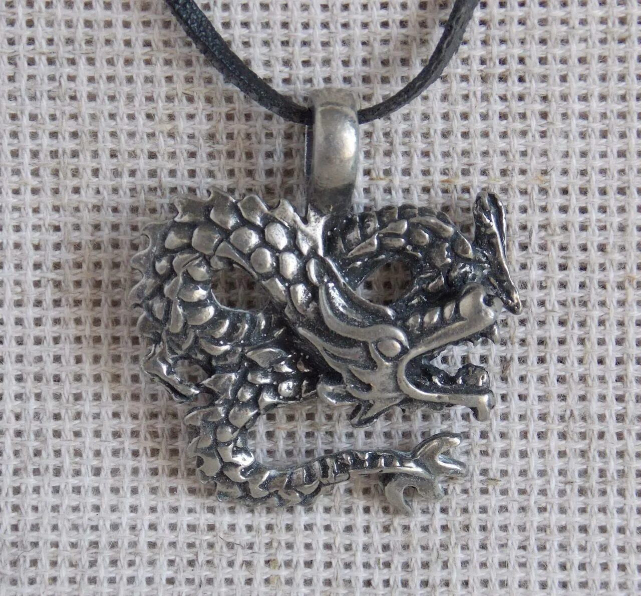 Амулет тотем огненный дракон. Кулон дракон уроборос. Тотем талисман дракон. Totem амулет дракона. Амулет огненный дракон.