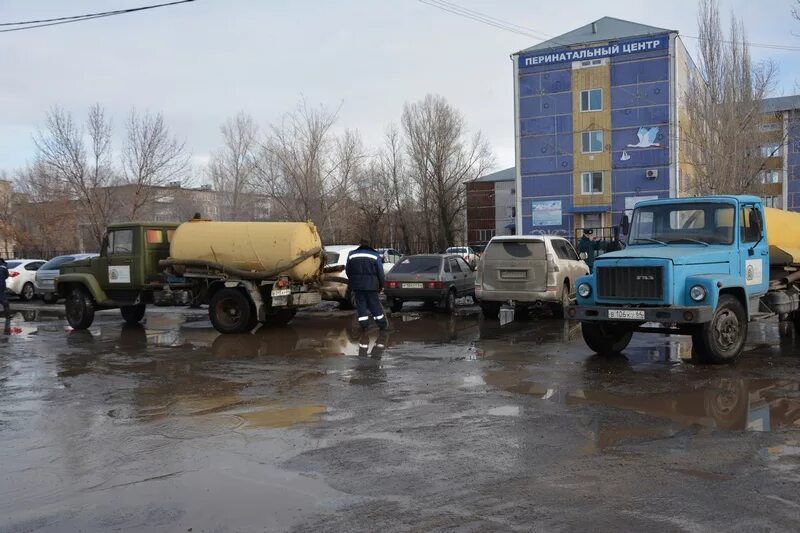 Хлопки в энгельсе сегодня. Откачка талых вод. Откачка талых вод с дороги. Откачка талой воды. Водоканал Энгельс новости.