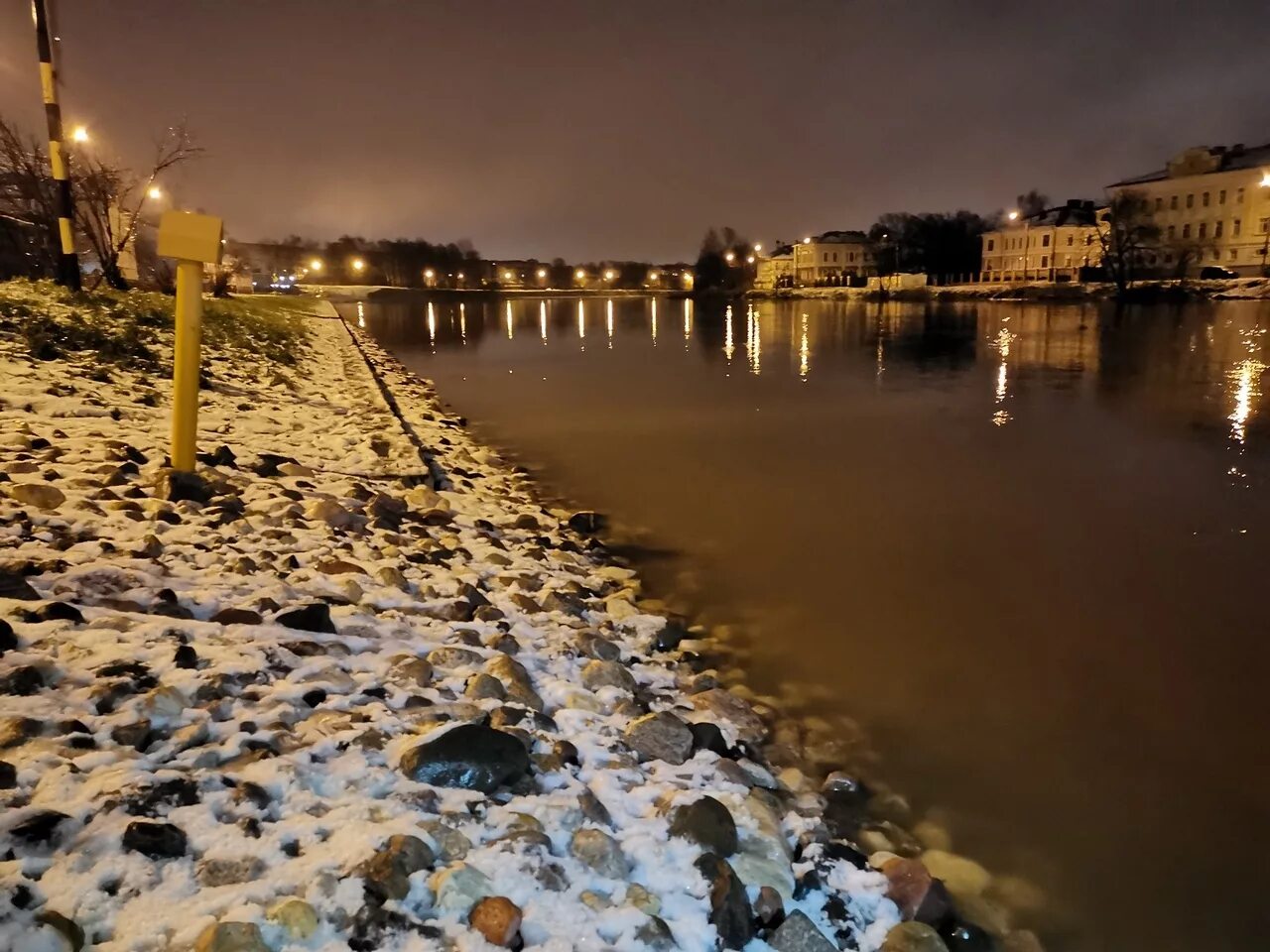 Уровень воды в вологде сегодня. Река Шограш Вологда. Затопления в Вологде. Затопило Вологда Прибрежный. Река Вологда зимой.