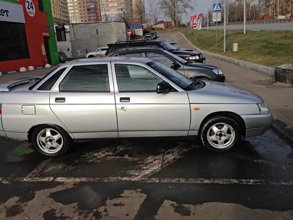 Шины 2110. Ваз 2110 r14. диски кик на ваз 2110. ваз 2110 на литье. ваз 2110 на дисках r14.