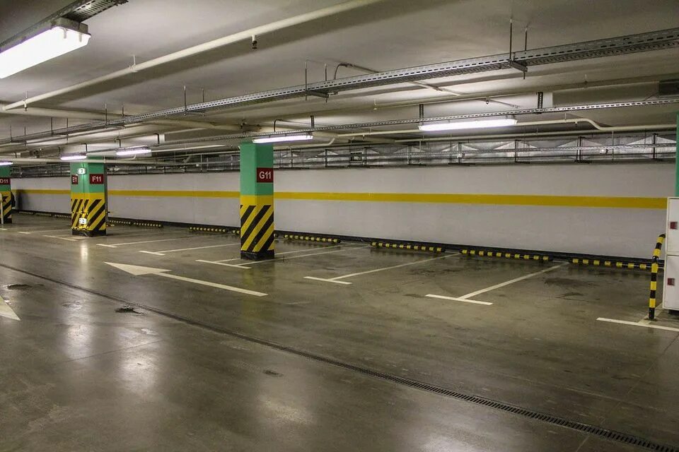 Подземный паркинг. Подземная стоянка. Подзземный Пардиг. Машиноместо в паркинге.