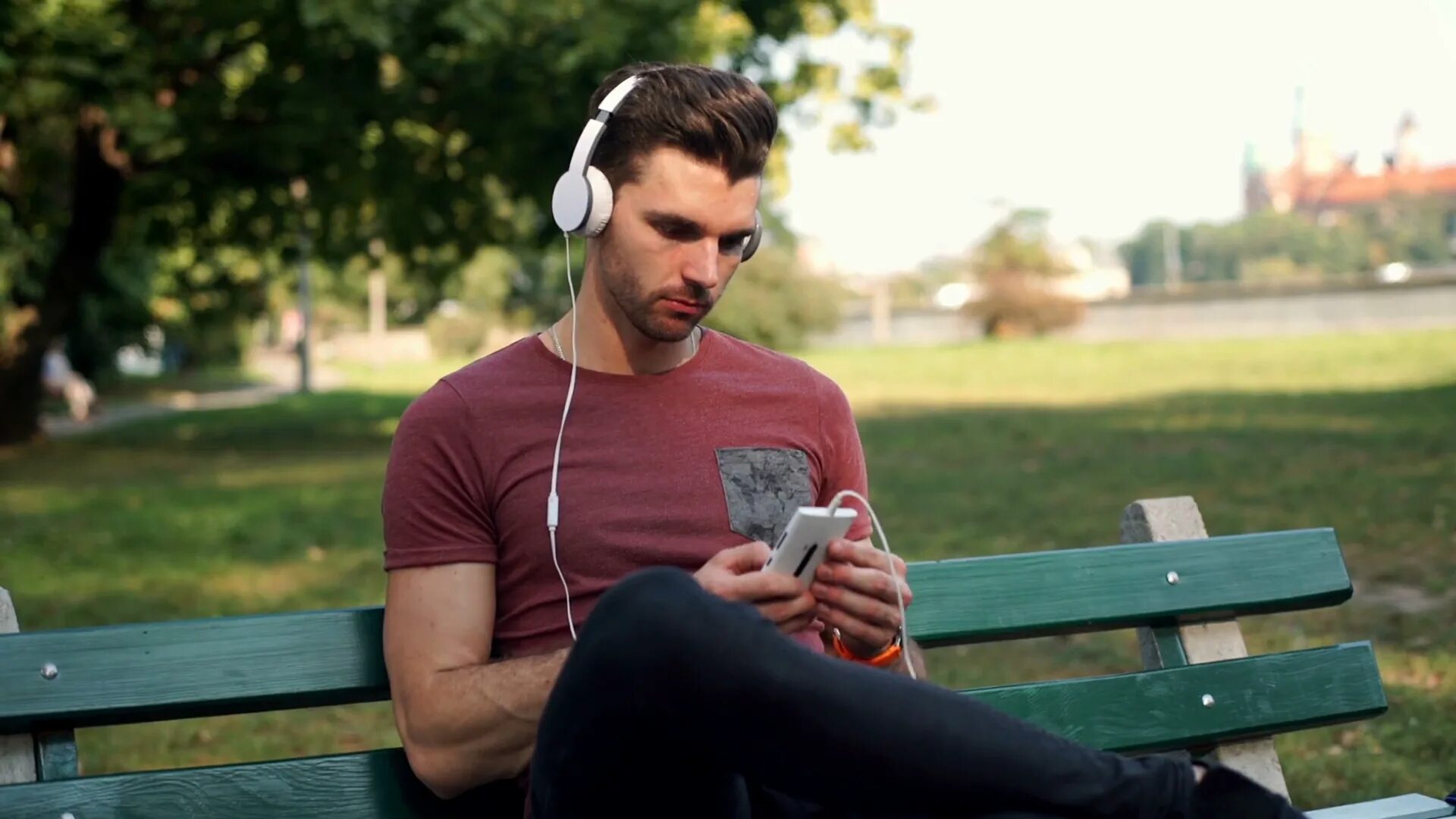 Man Listening to Music. Man with Headphones. While Listening фото. Connor Listening to Headphone. Listen to music read a book