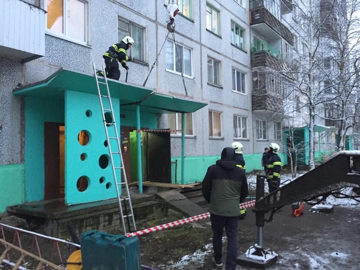 Демонтаж подъездов. Козырек подъезда. козырек над подъездом. козырьки подъездов из плиты. мусор на козырьке подъезда.