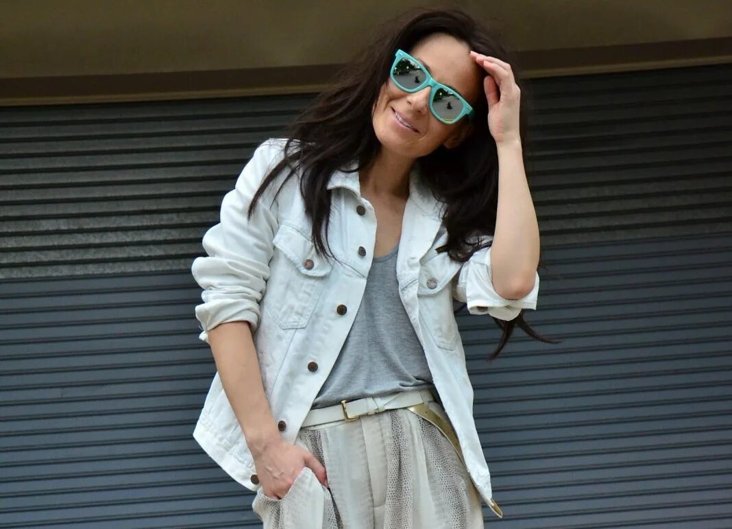 Образы с белой джинсовкой. Белые брюки стритстайл. Белая джинсовая куртка женская. Образы с белой джинсовой курткой. С чем носить белую джинсовую.