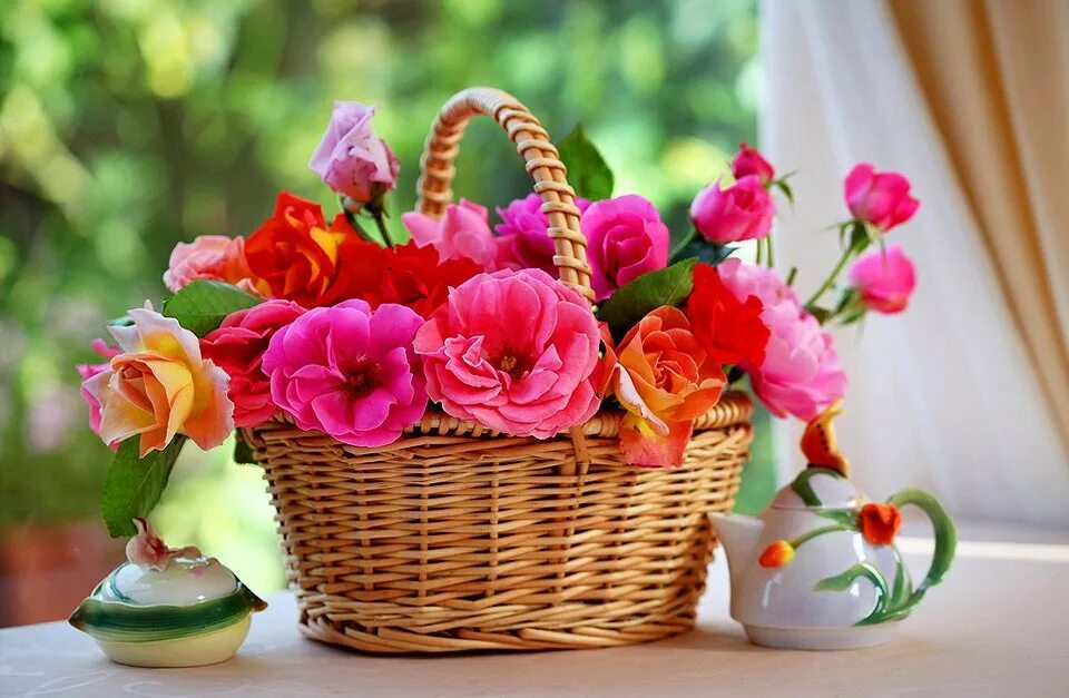 Весенние цветы в корзине. Доброе утро корзинки с цветами. Цветы для настроения. Корзинка счастья.
