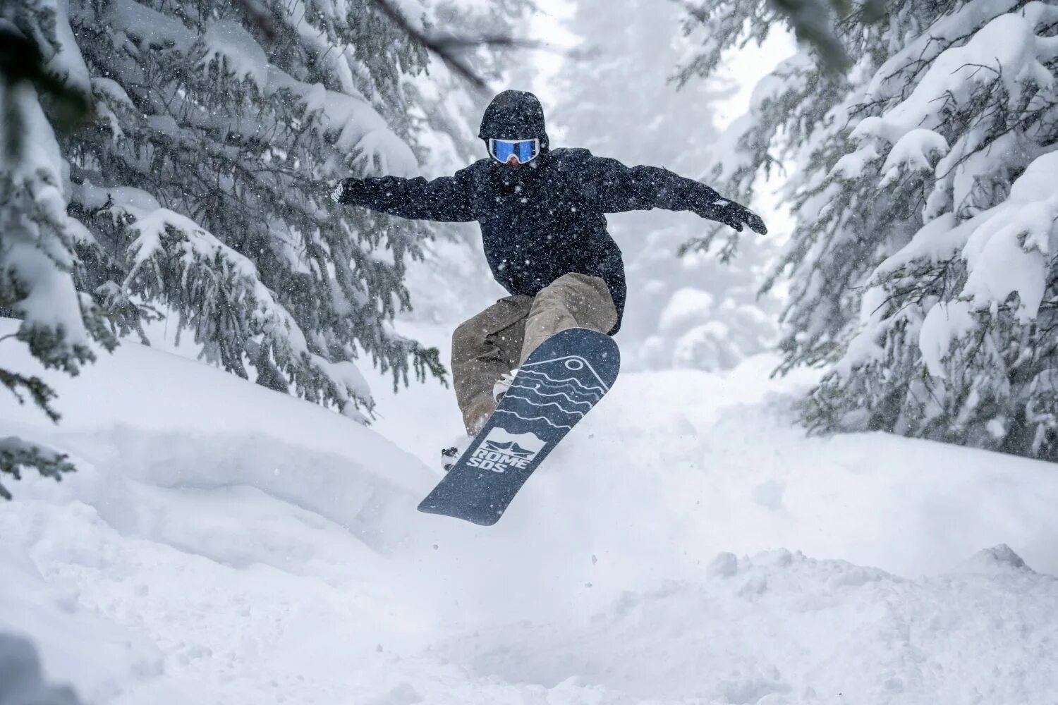 Go snowboarding. Сноубординг Буртон. Бертон сноубордист. Горы сноуборд. Сноубордист в горах.