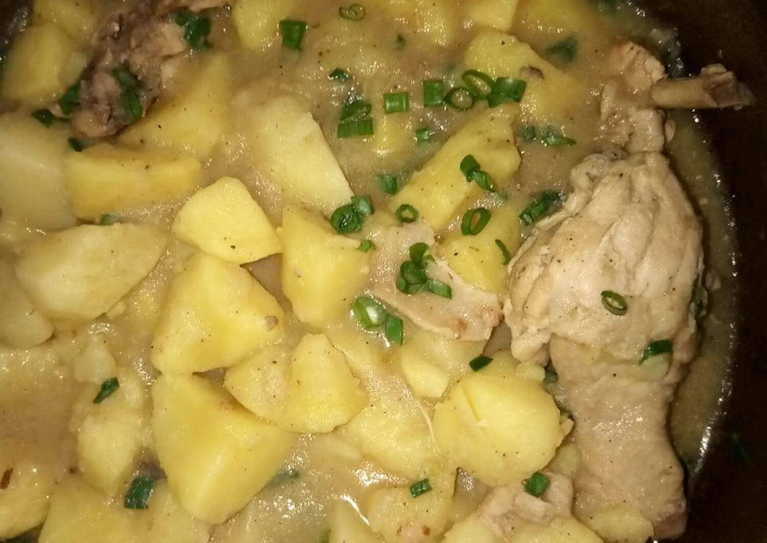 Тушеная картошка с грудкой в кастрюле. Тушёная картошка с курицей. тушеная картошка с куриным мясом. картошка тушеная с куриными ножками. картошка тушеная с окорочком.
