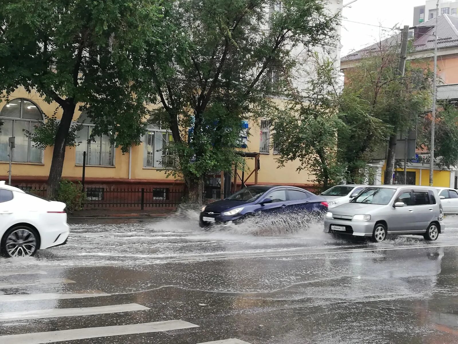 Дождь в астрахани. Дождь в астрахани. Наводнение фото. Астрахань зимой. Астрахань лужи.