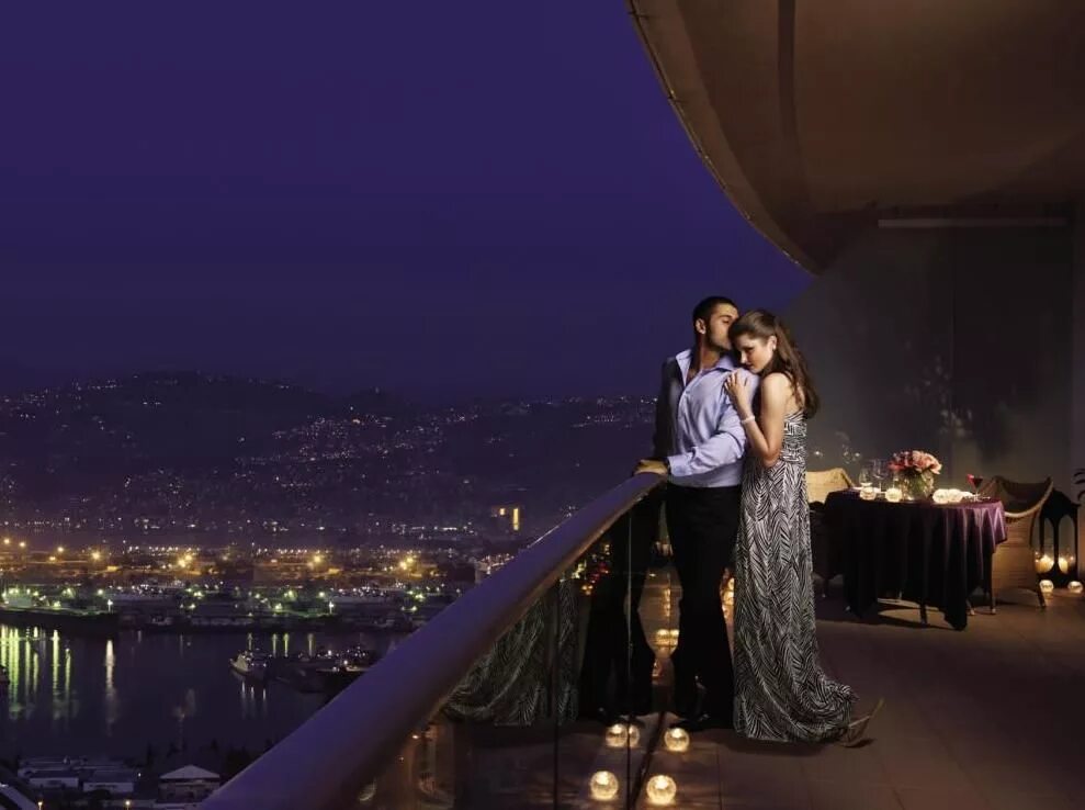 Красивая ночь романтичные картинки. Влюбленные в ночном городе. Балкон с романтическим видом. Ночное свидание. Романтический вечер в городе.