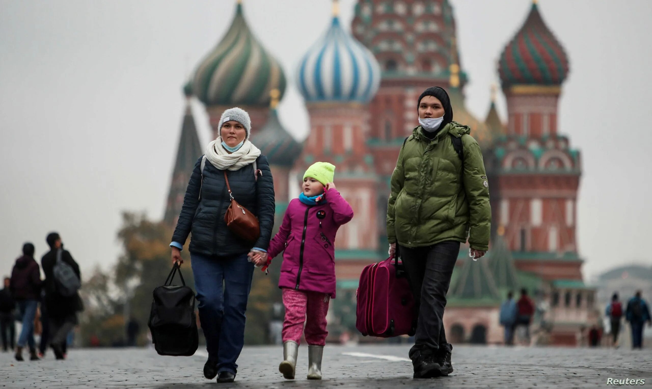 В москве проживает человек. Жизнь в России. Городская жизнь Россия. Люди фото из жизни Россия. Россия как живут люди.