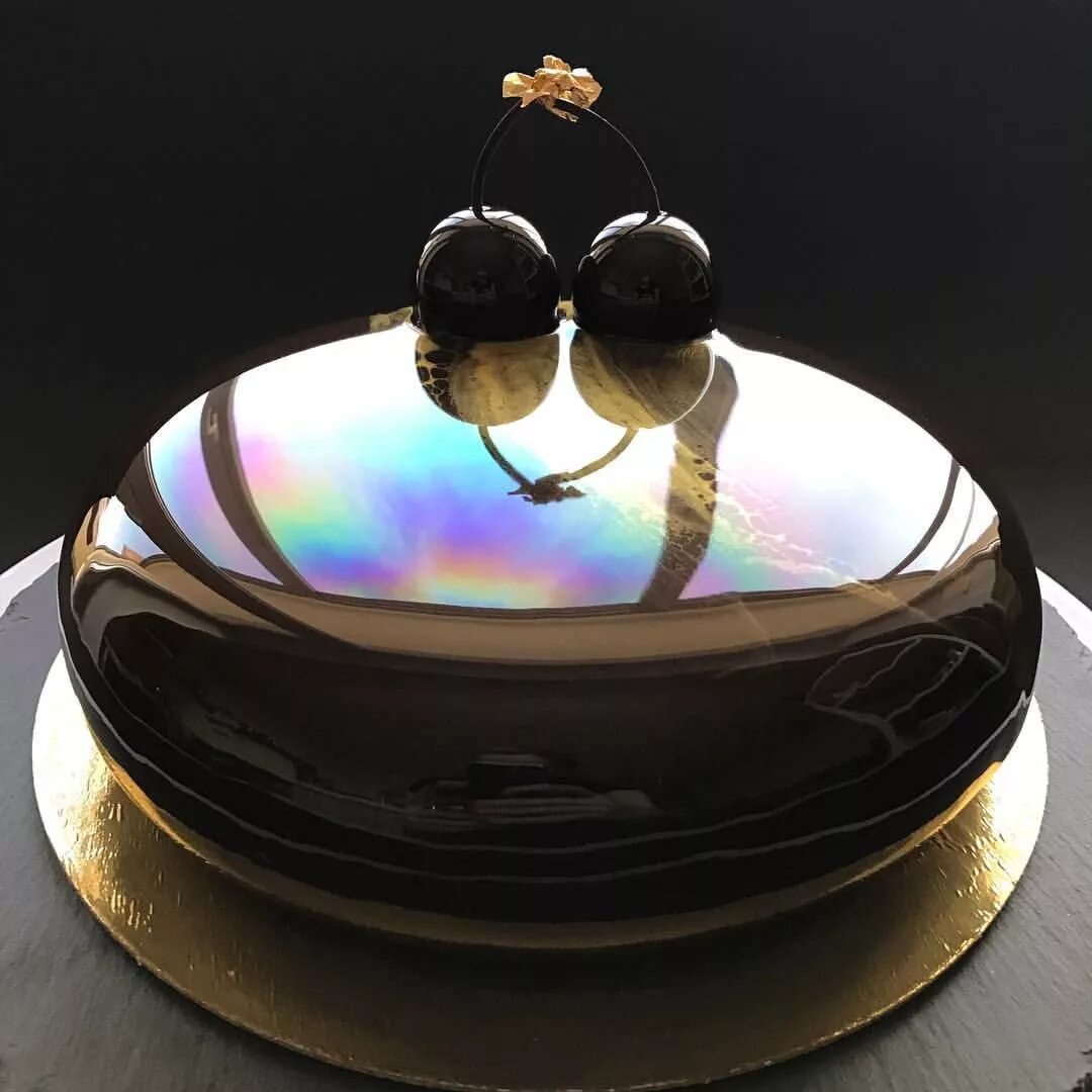 Зеркальный муссовый торт. Муссовый зеркальный торт космос. Торт с зеркальной глазурью. Черная зеркальная глазурь.