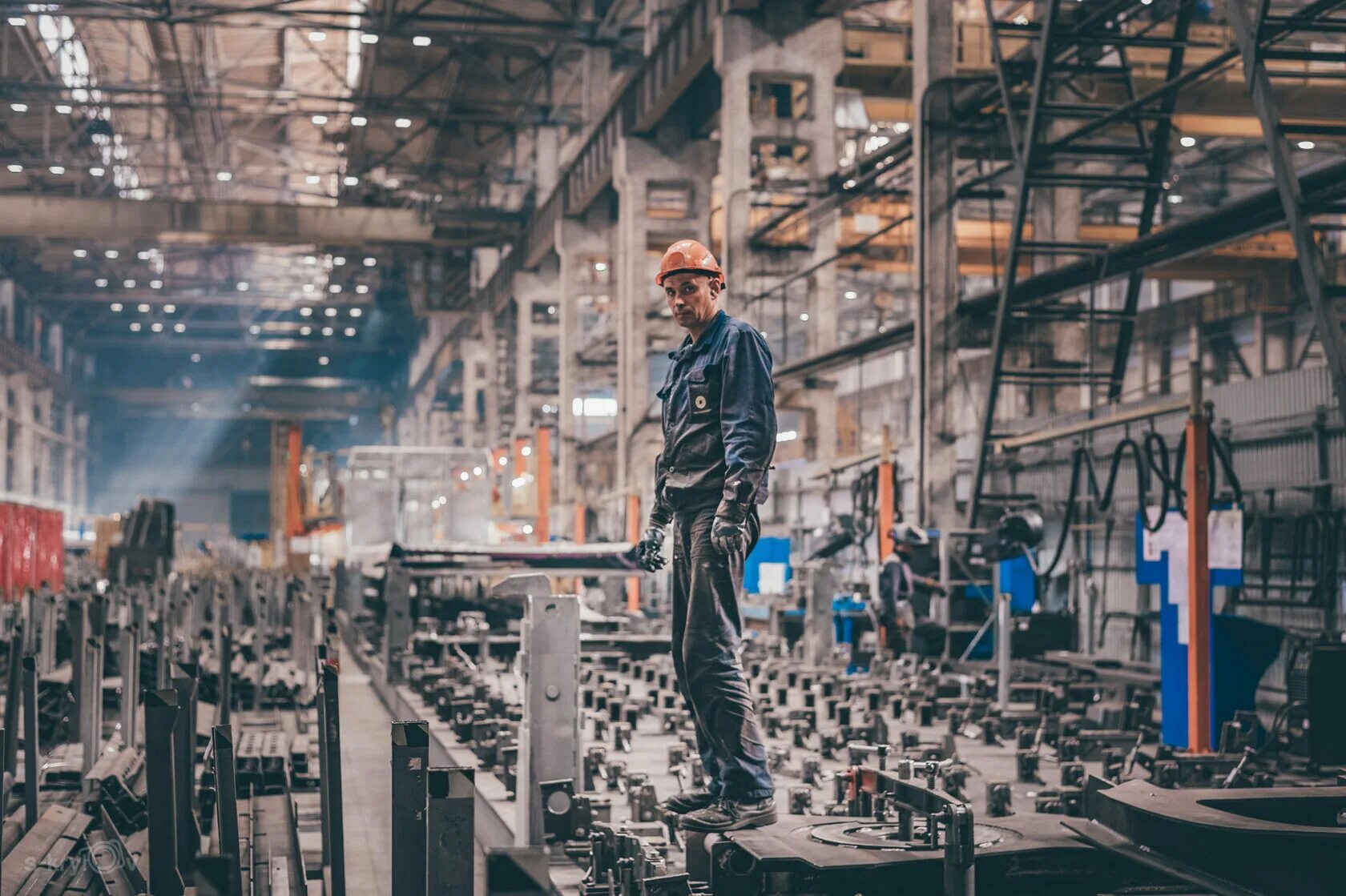 Metal factory. Рабочий на заводе. Промышленное производство. Цех завода. Люди на заводе.