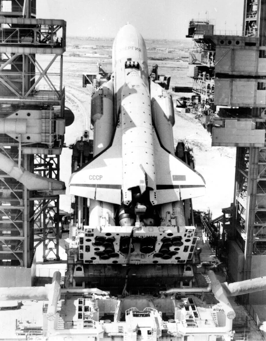 Как назывались советские космические корабли. Буран космический корабль 1988. Буран 1988 космический корабль СССР. Ракета-носитель энергия Буран. Буран космический корабль Байконур.