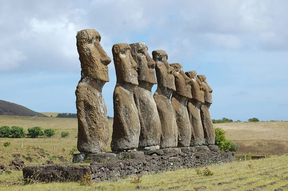 Идол пасхи. Остров Пасхи статуи Моаи. Каменные истуканы острова Пасхи. Статуи острова Рапа Нуи. Каменные статуи Моаи остров Пасхи Чили.