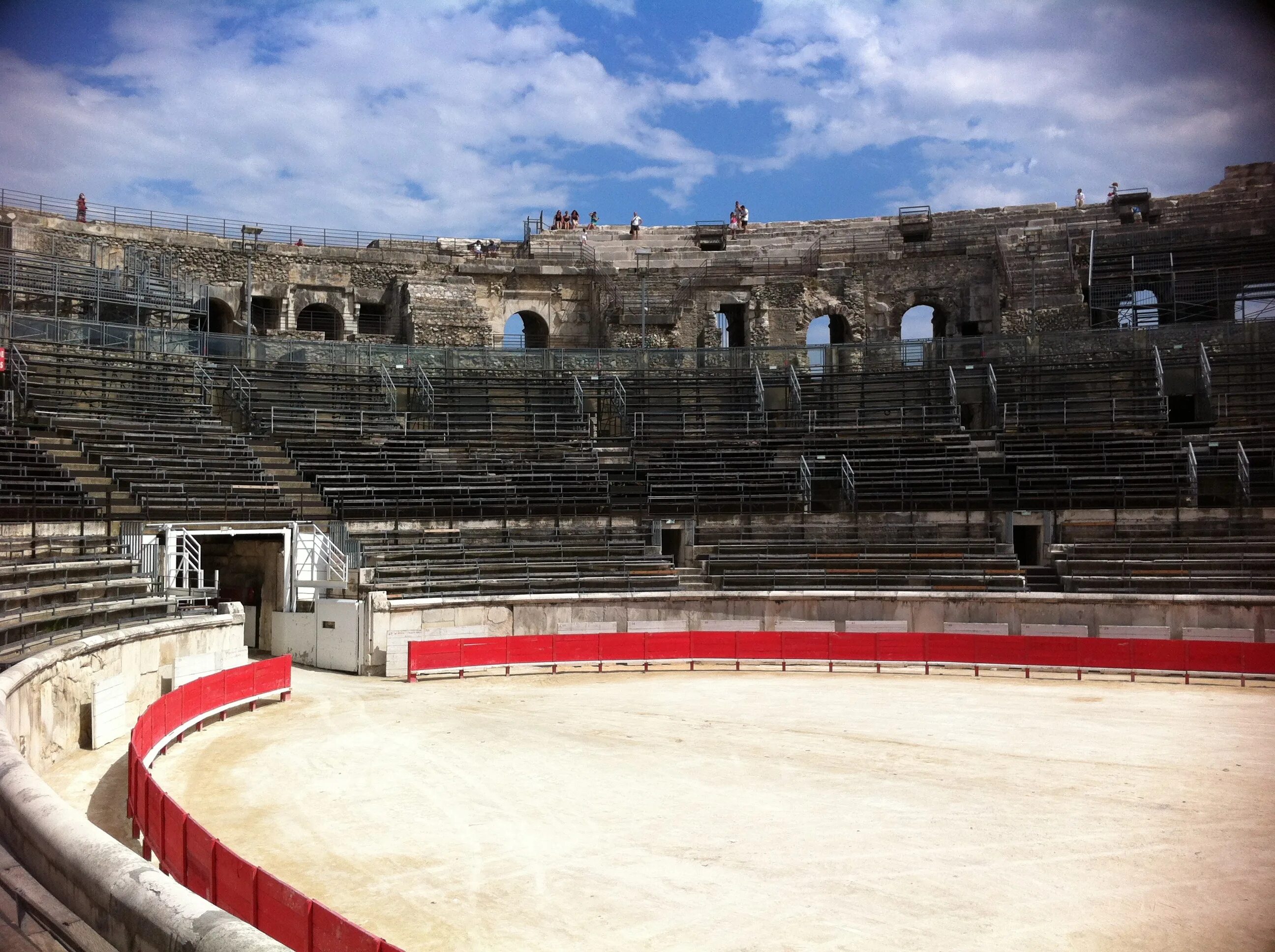 Стадион тур. Арена древней Греции Арена. Амфитеатр Харипа. Амфитеатр древней Греции. Римский амфитеатр в городе Арль.
