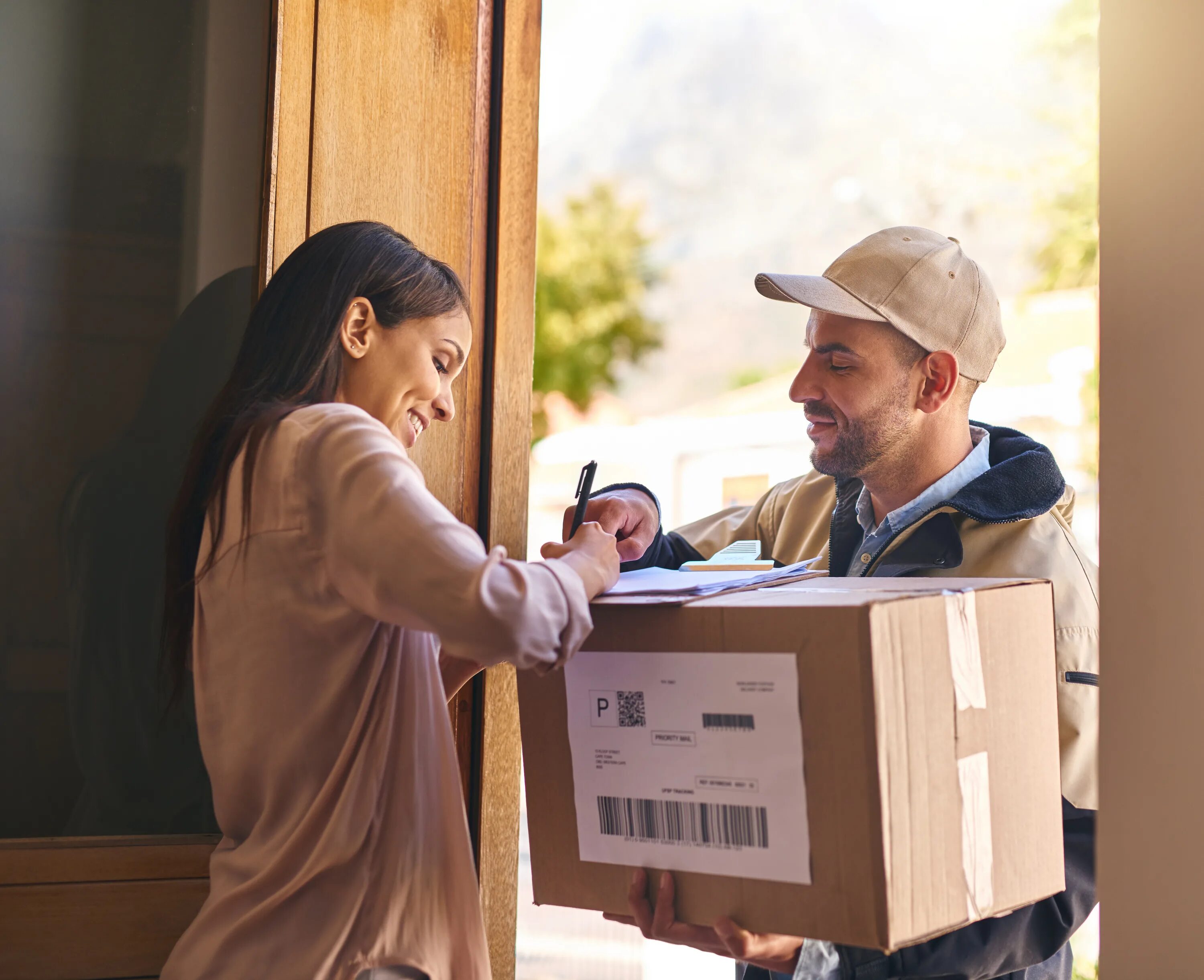 Working days starts. Коммивояжер с коробкой. Курьер со смартфоном. Amazon клиенты. Last Mile delivery.