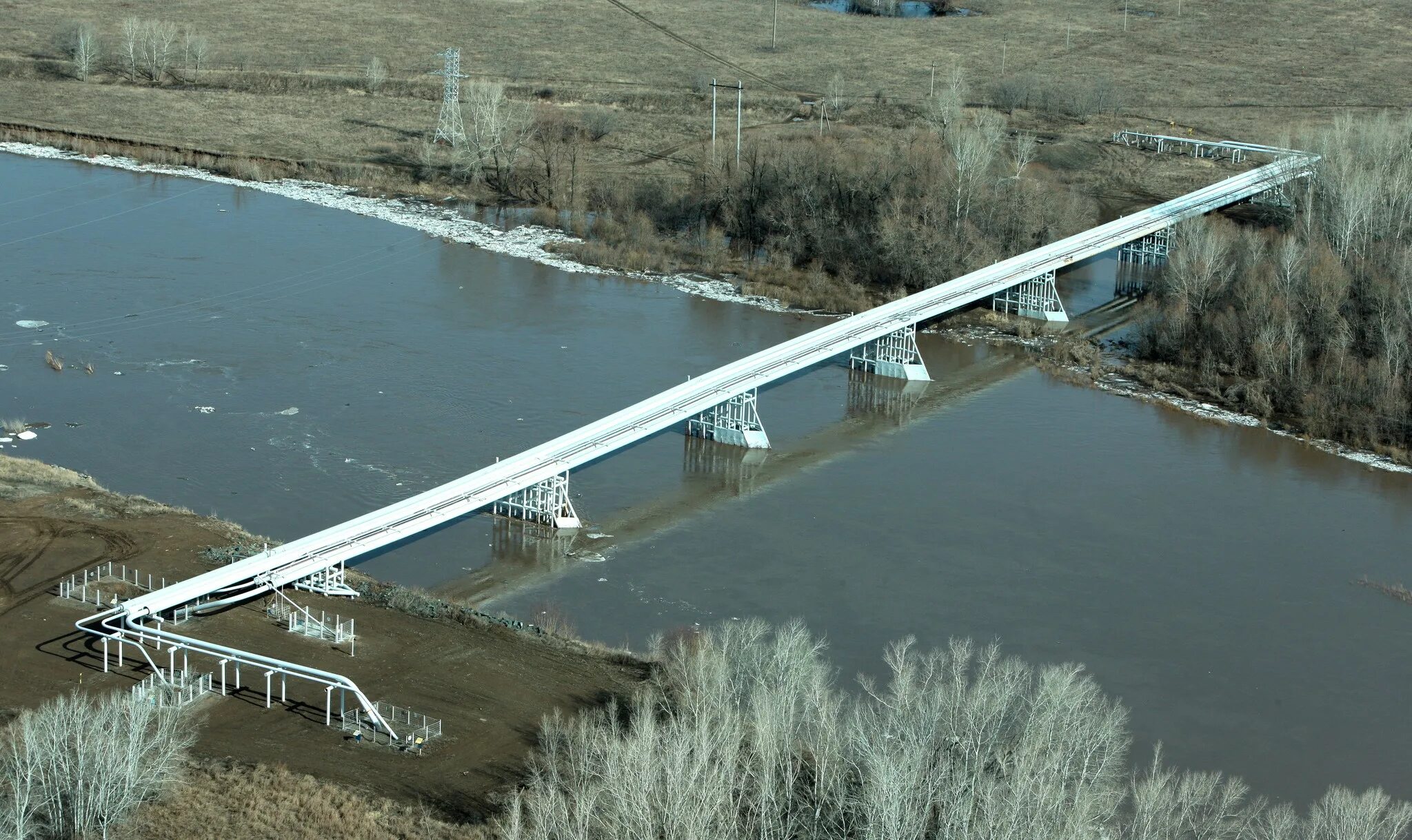 Дорога пересекает реку. Амударья мост. Дюкер ГТС. Термез Амударья.