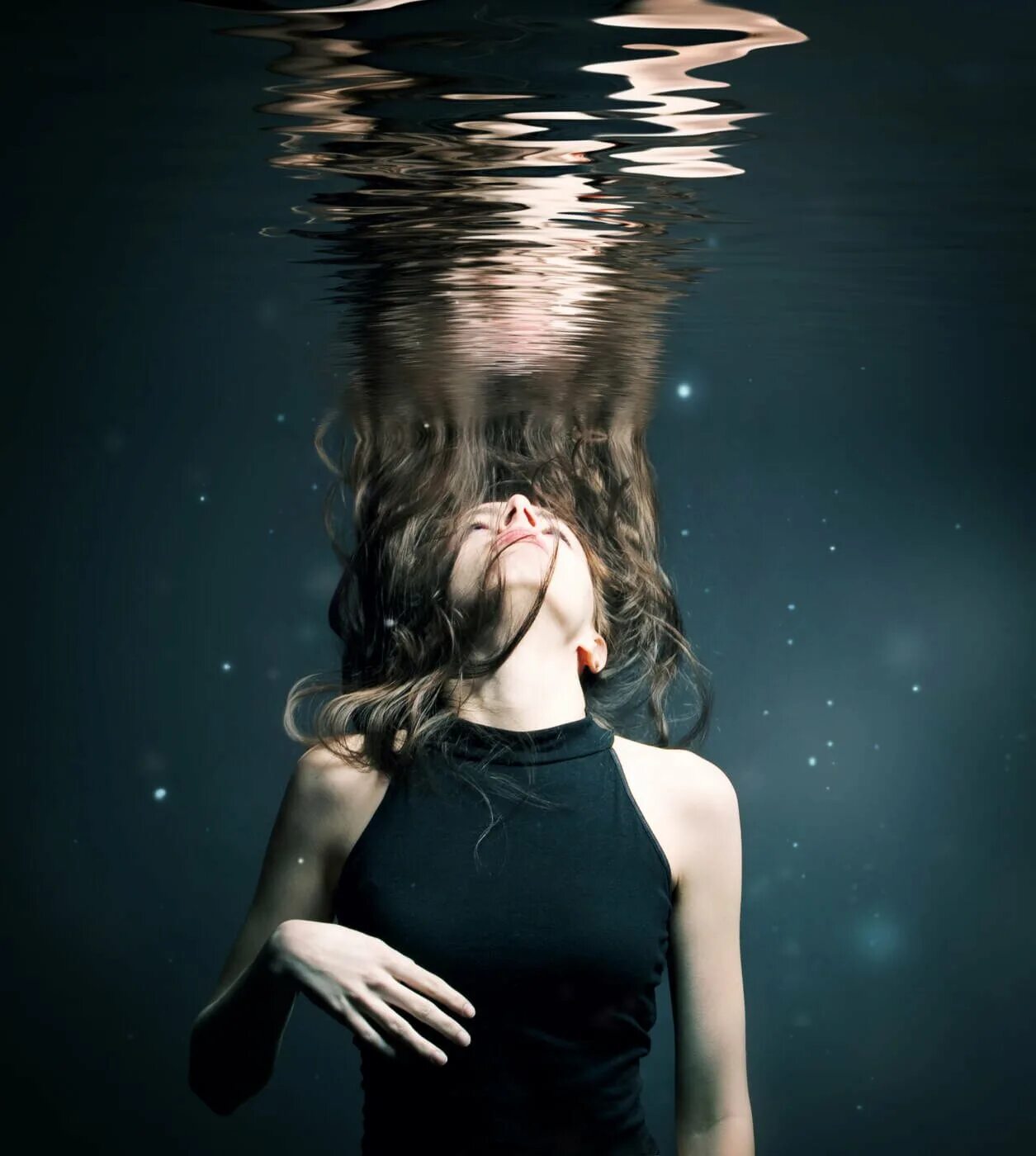 Ночью человек задыхается. Девушка тонет в воде. Девушка под водой. Девушка в воде. Тонущий человек.