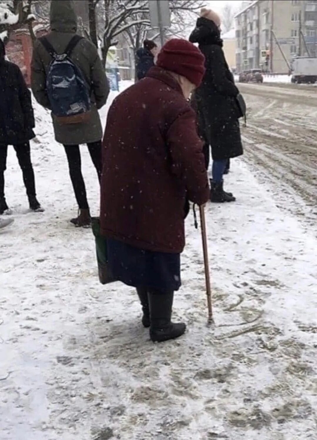 Подслушано петушки вконтакте. Старушка на остановке. Бабка в снегу. Бабка на остановке. Бабушка с тростью.