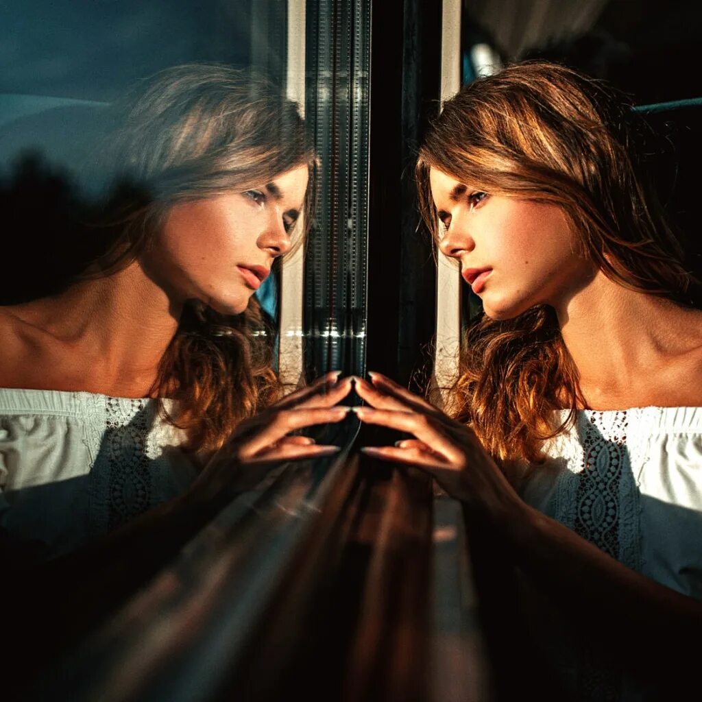 Отражение в зеркале. Девушка в отражении. Reflection woman
