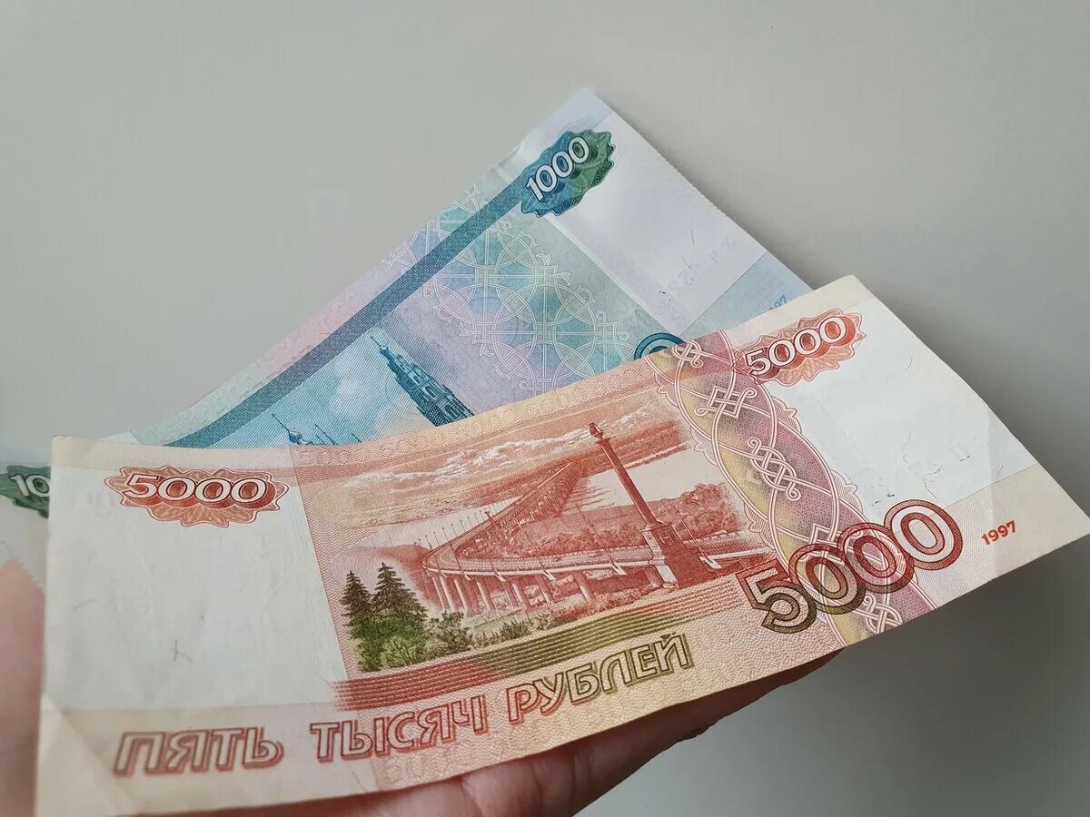 Шесть семь тысяч. 6000 рублей. купюра 6000 рублей. 6 тысяч рублей. 6000 руб деньги.