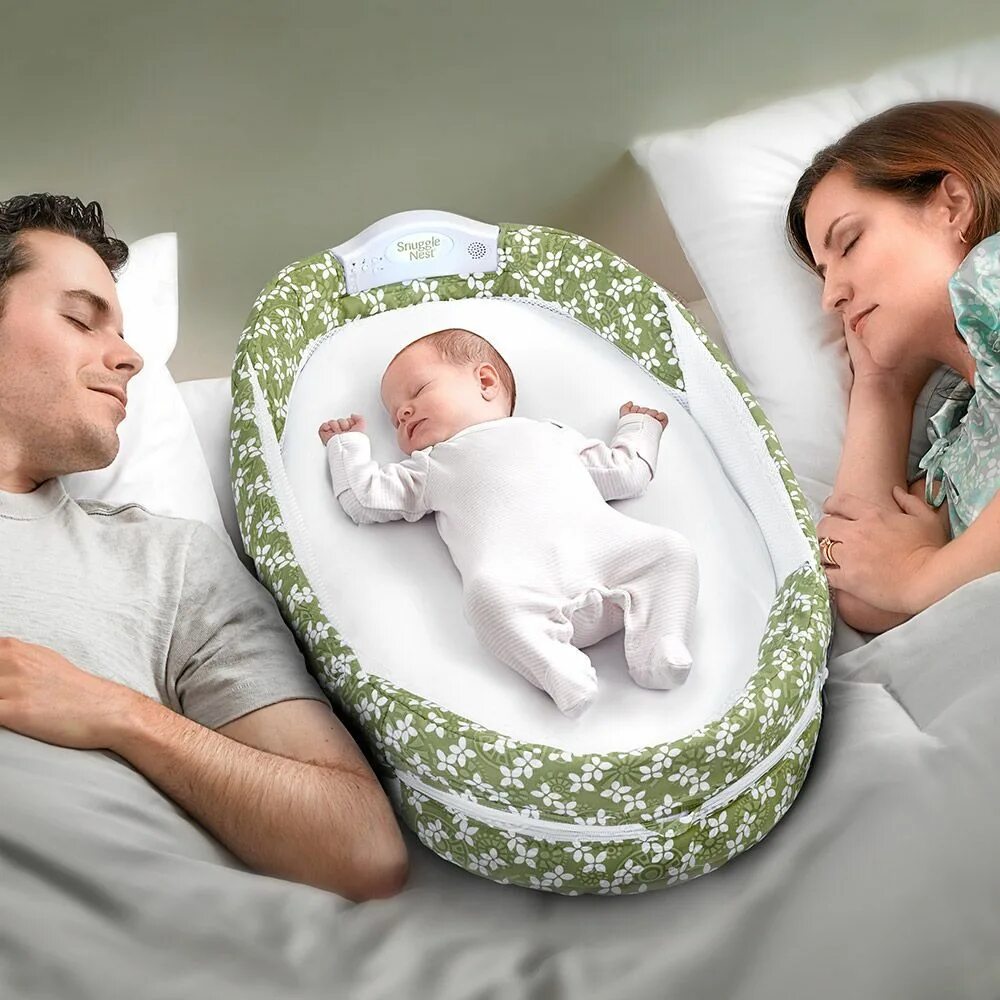 Можно ли подушку. Кокон для новорожденных в кровать родителей. Кокон для совместного сна с младенцем. Кокон для новорожденных с родителями. Спальное место для новорожденного с родителями.