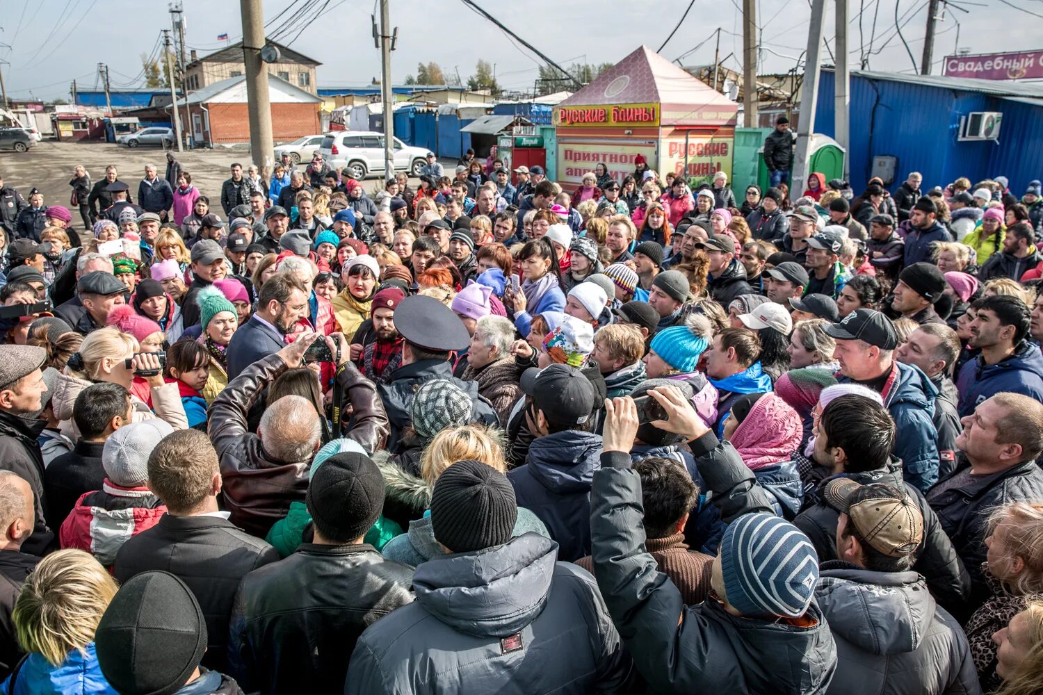 Гусинобродский вещевой рынок. Новосибирская барахолка на гусинке платья на выпускной. Барахолка новосибирск. Куртки в тц восток. Барахолка нсо.