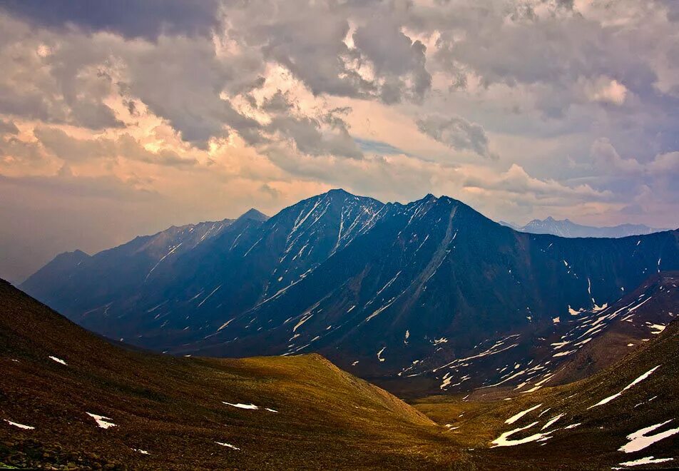 Высокая гора восточной сибири. Горный массив Саяны. Саянские горы Хакасия. Горы Восточный Саян. Сибирские горы Саяны.